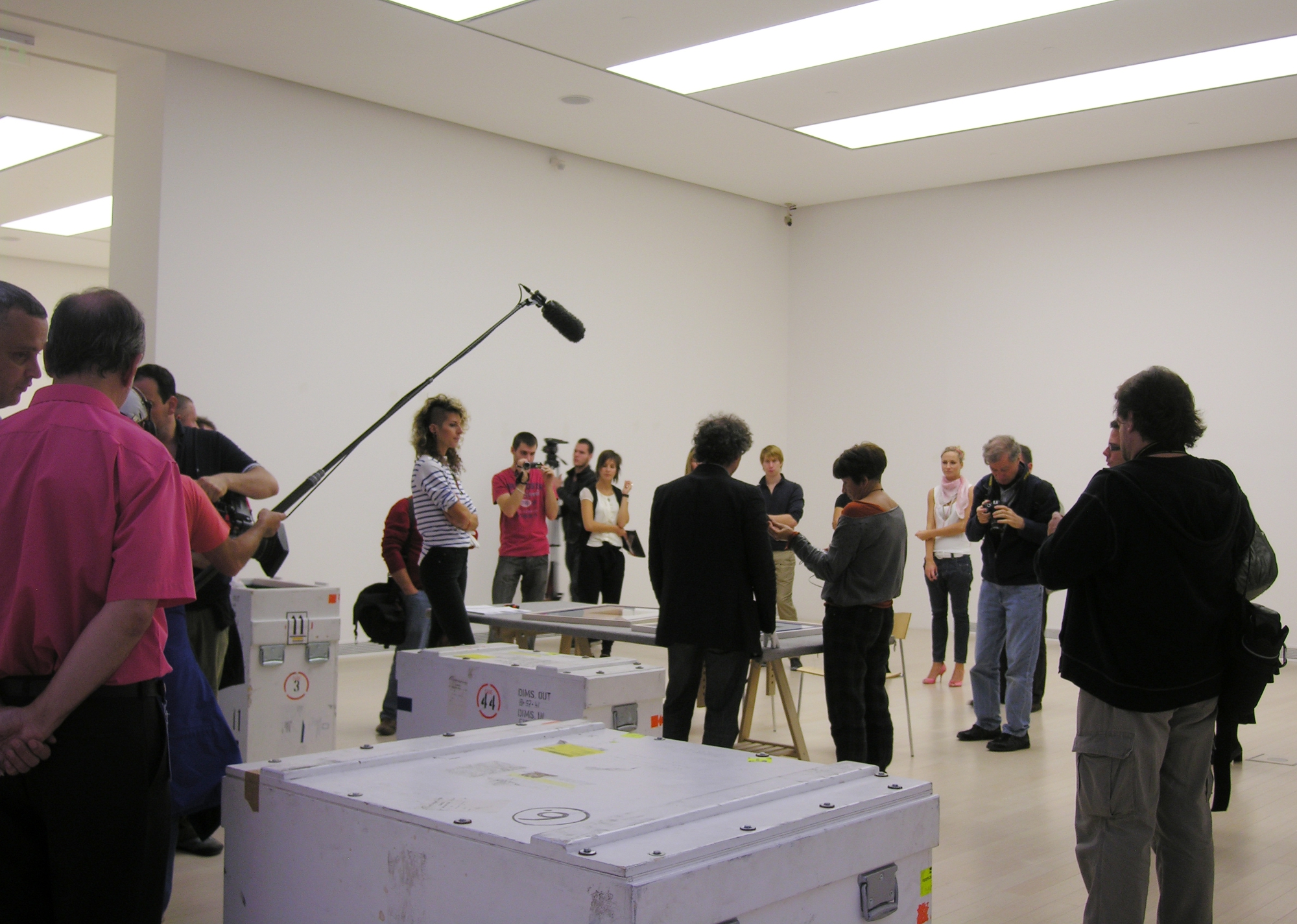 Ládabontás: a Martin Munkácsi: Think While You Shoot című kiállítás képei megérkeznek a Ludwig Múzeumba. 2010.09.21. / Arrival of the Munkacsi photos at the Ludwig Museum, Budapest. 21.09.2010. Martin Munkácsi: Think While You Shoot / ládabontás / Arrival