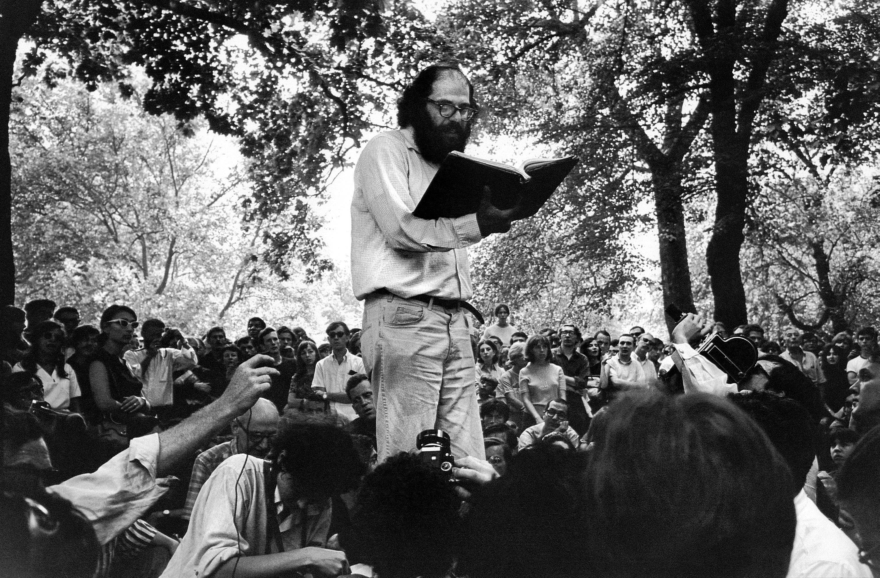 Allen Ginsberg előad a Washington Square Parkban, New York, 1960. © Fotó: Charles Gatewood / The Image Works / Roger-ViolletAllen Ginsberg, lecture at the Washington Square Park, New York 1960 © Photo: Charles Gatewood / The Image Works / Roger-Viollet Beat Generation III