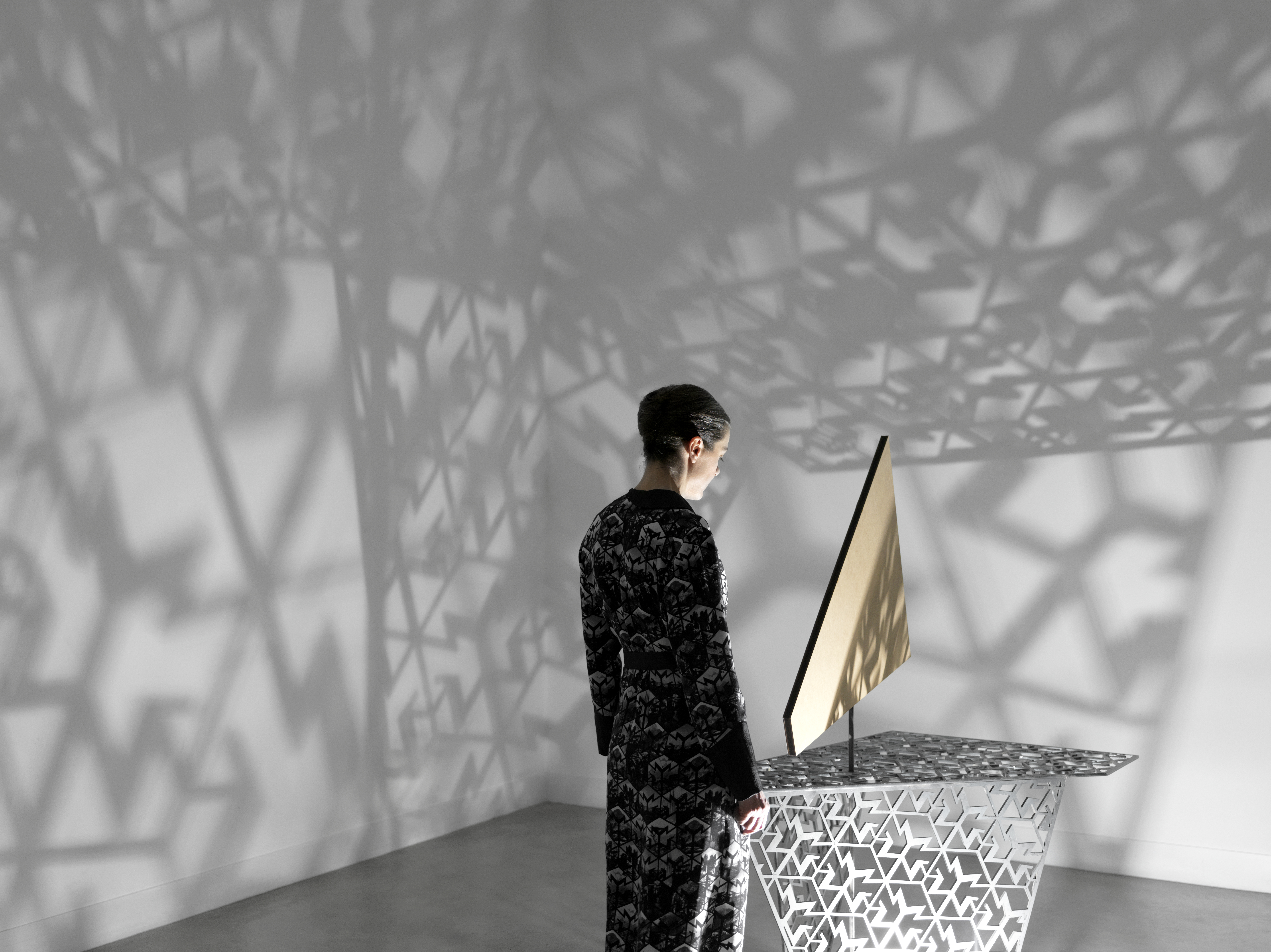 J. Cibic: The Nation Loves It (Shadows), állókép, 2015, egycsatornás, HD videó, 15' 45'', sztereó 
J. Cibic: The Nation Loves It (Shadows), video still, 2015, single channel HD video, 15 min 45 sec, stereo Spielraum_4