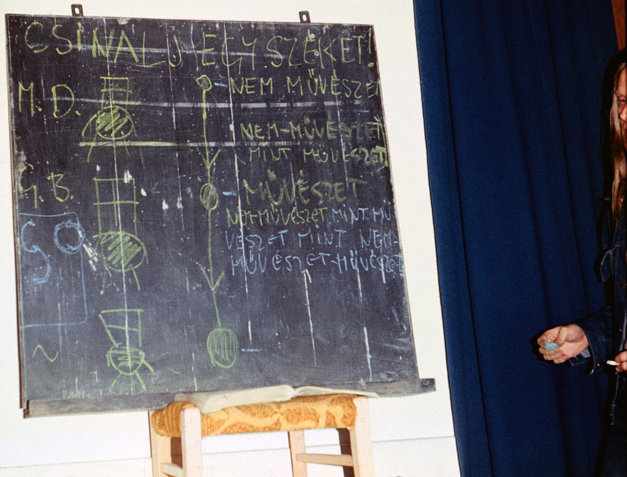 Paralel-Kurzus / Tanpálya (St.Auby Tamás):Csinálj egy széket! (Hódolat George Brecht előtt), 1974A Létminimum St.Andard Projekt 1984 W nyilvánosságra hozatala Budapesten, a Fiatal Művészek Klubjában, 1975-ben.Fotó: Körner Éva ©IPUTNPU-archívumParallel Course / Study Track (Tamás St.Auby):Make a Chair! (hommage à George Brecht), 1974The presentation of the Subsist.Ence Level St.Andard Project 1984 W inBudapest, at the Young Artists’ Club in 1975.Photo: Éva Körner ©IP Sajtófotó / Press image