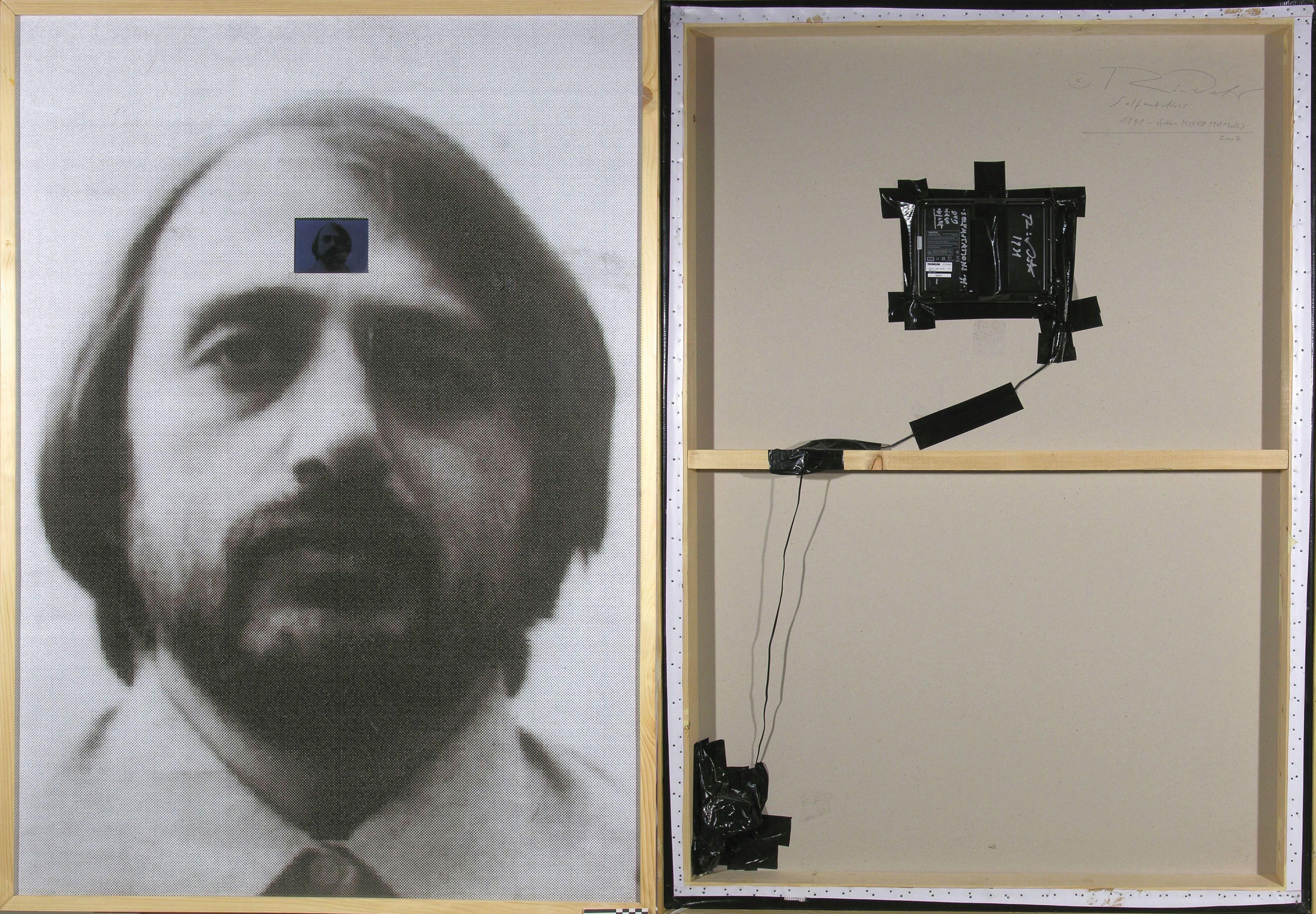 Rónai Péter: Önátalakulások, 1991 – 1997, digitális nyomat, molino, kartonpapír, plexi, fakeret, videó, DVD lejátszó LCD kijelzővel, Ludwig Múzeum – Kortárs Művészeti Múzeum, Budapest
Péter Rónai: Selfmutations, 1991 – 1997, digital print on molino on board, plexiglass, wooden frame, video on DVD, LCD display, Ludwig Museum – Museum of Contemporary Art, Budapest Ronai_Peter