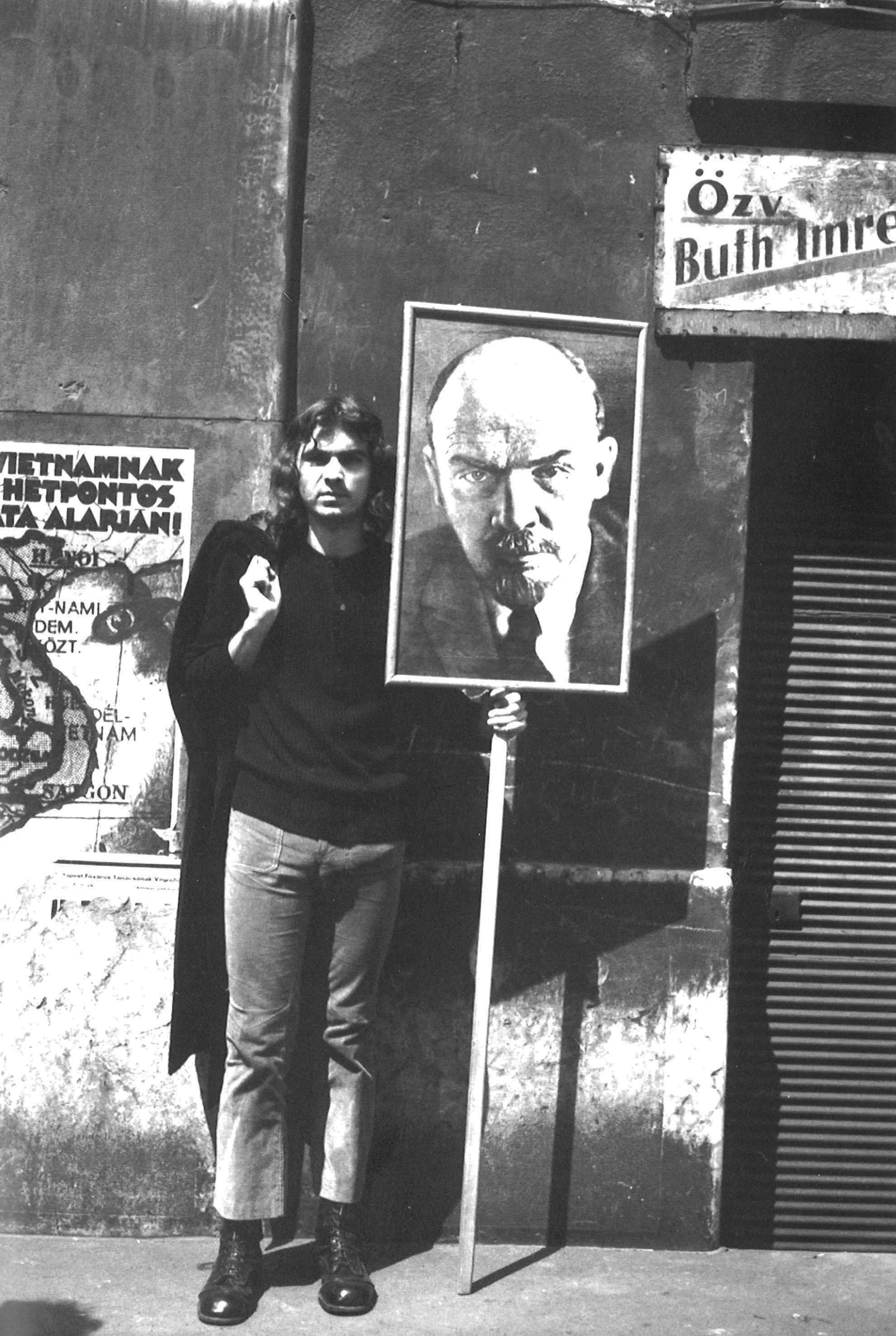 SZOMBATHY Bálint: Lenin Budapesten (1972-2010), zselatinos ezüst savmentes baritált papíron © Ludwig Múzeum - Kortárs Művészeti MúzeumSZOMBATHY Bálint: Lenin in Budapest (1972-2010), gelatine silver print on barited paper © Ludwig Museum - Museum of Contemporary Art SZOMBATHY Bálint