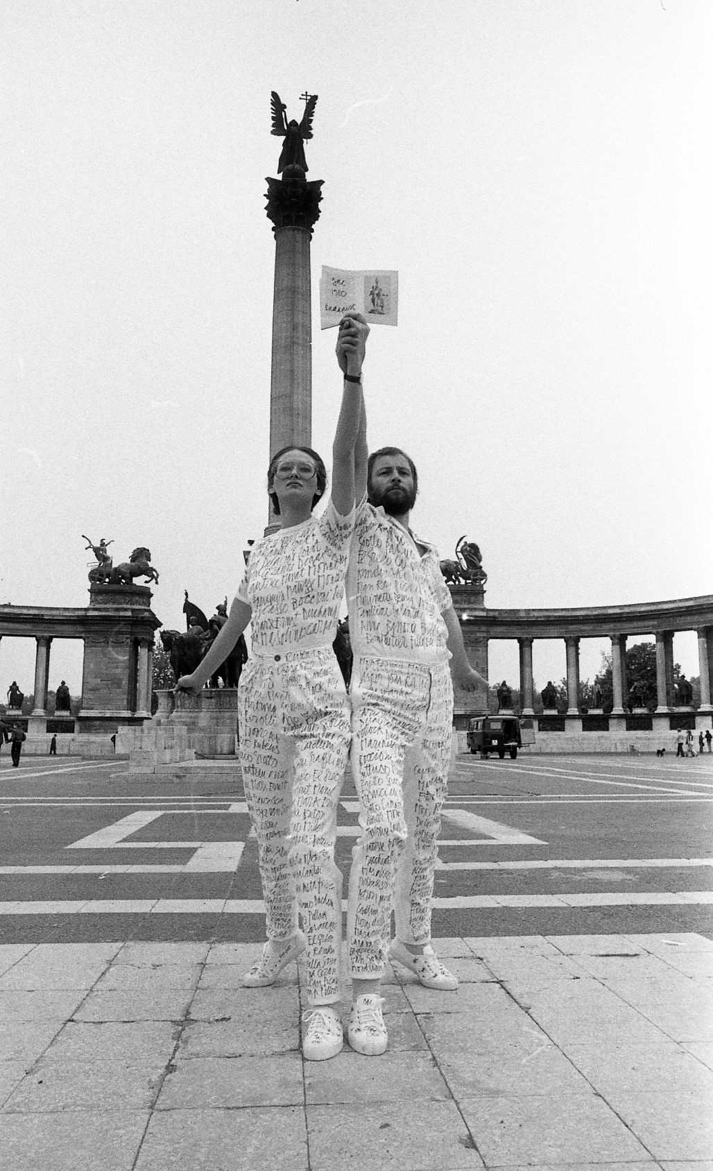 Galántai György: Hommage à Vera Muhina, performansz a Hősök terén Klaniczay Júliával és G. A. Cavellinivel, 1980 (fotó: Hegedűs György) (az Artpool Művészetkutató Központ gyűjteménye)
György Galántai: Homage to Vera Mukhina, Perfornace at Heroes´ Square in Budapest with Julia Klaniczay and G. A. Cavellini, 1980 (photo: György Hegedűs) (courtesy of Artpool Art Research Center) Hommage à Vera Muhina