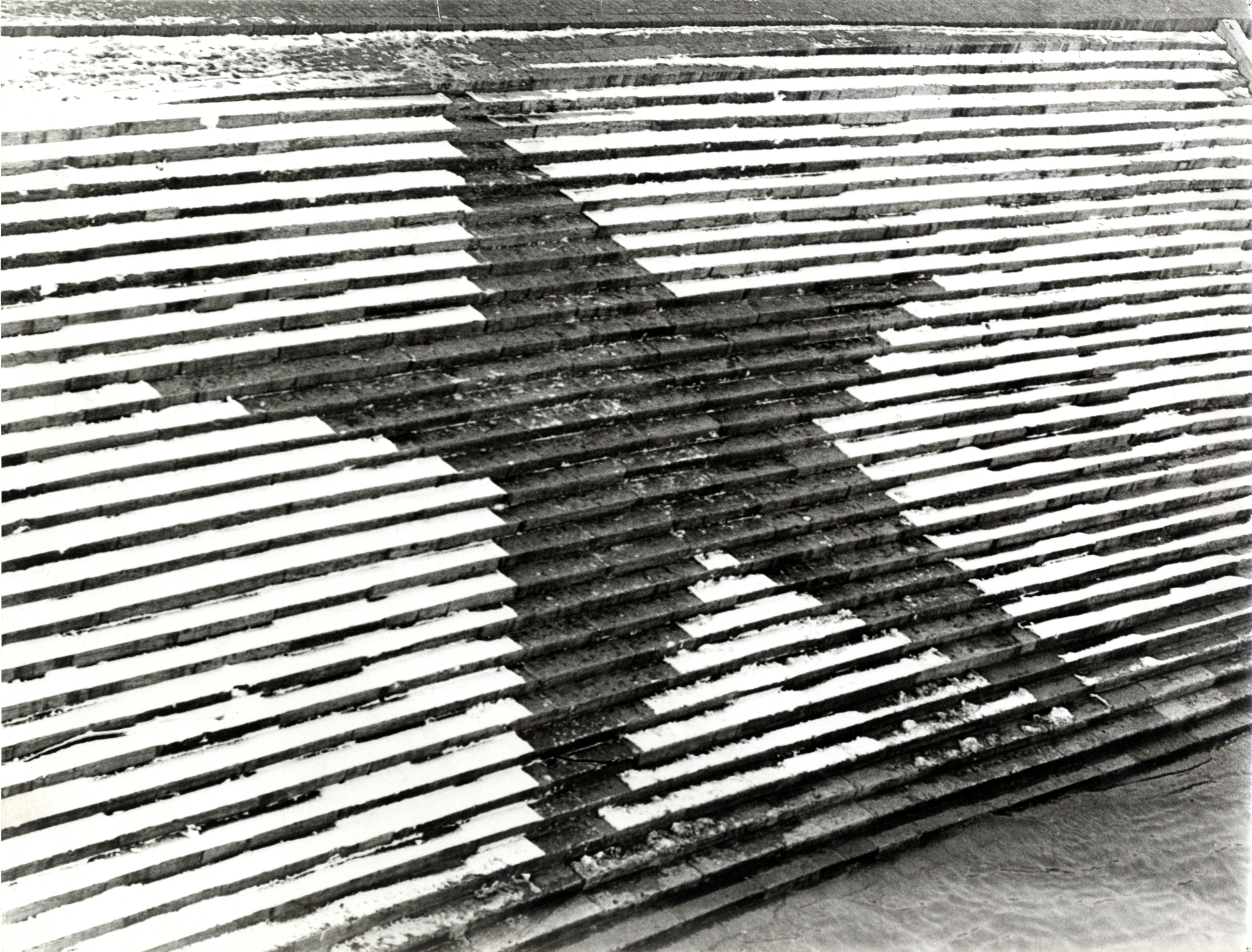 Attalai Gábor, Negatív Csillag, 1970, fekete-fehér fotó, 392 x 301 mm © Marinko Sudac-gyűjtemény
Gábor Attalai, Negative Star, 1970, black-and-white photograph, 392 x 301 mm © Marinko Sudac Collection AttalaiGábor