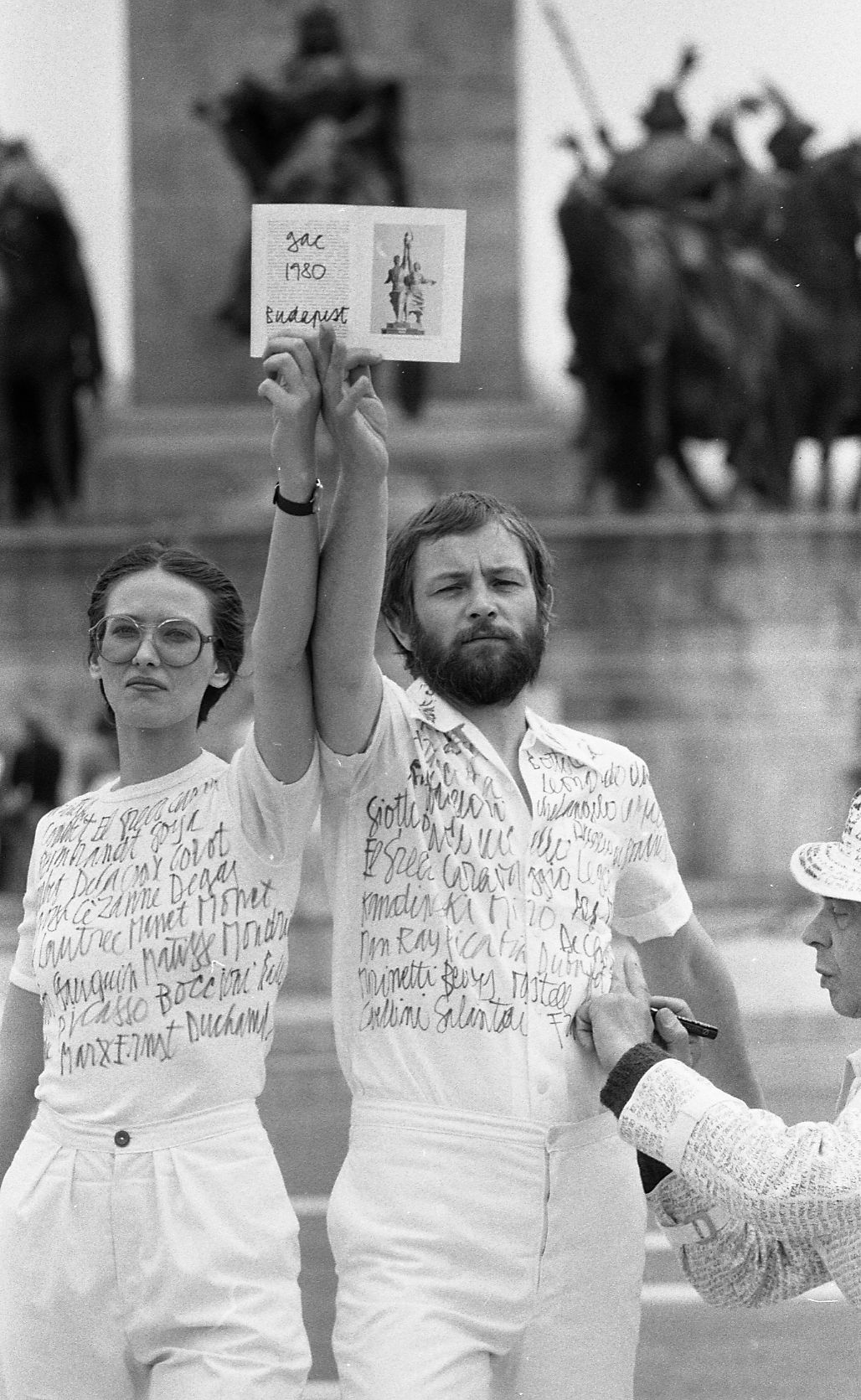 Galántai György: Hommage à Vera Muhina, performansz a Hősök terén Klaniczay Júliával és G. A. Cavellinivel, 1980 (fotó: Hegedűs György) (az Artpool Művészetkutató Központ gyűjteménye)
György Galántai: Homage to Vera Mukhina, Perfornace at Heroes´ Square in Budapest with Julia Klaniczay and G. A. Cavellini, 1980
(photo: György Hegedűs) (courtesy of Artpool Art Research Center) Hommage à Vera Muhina II.