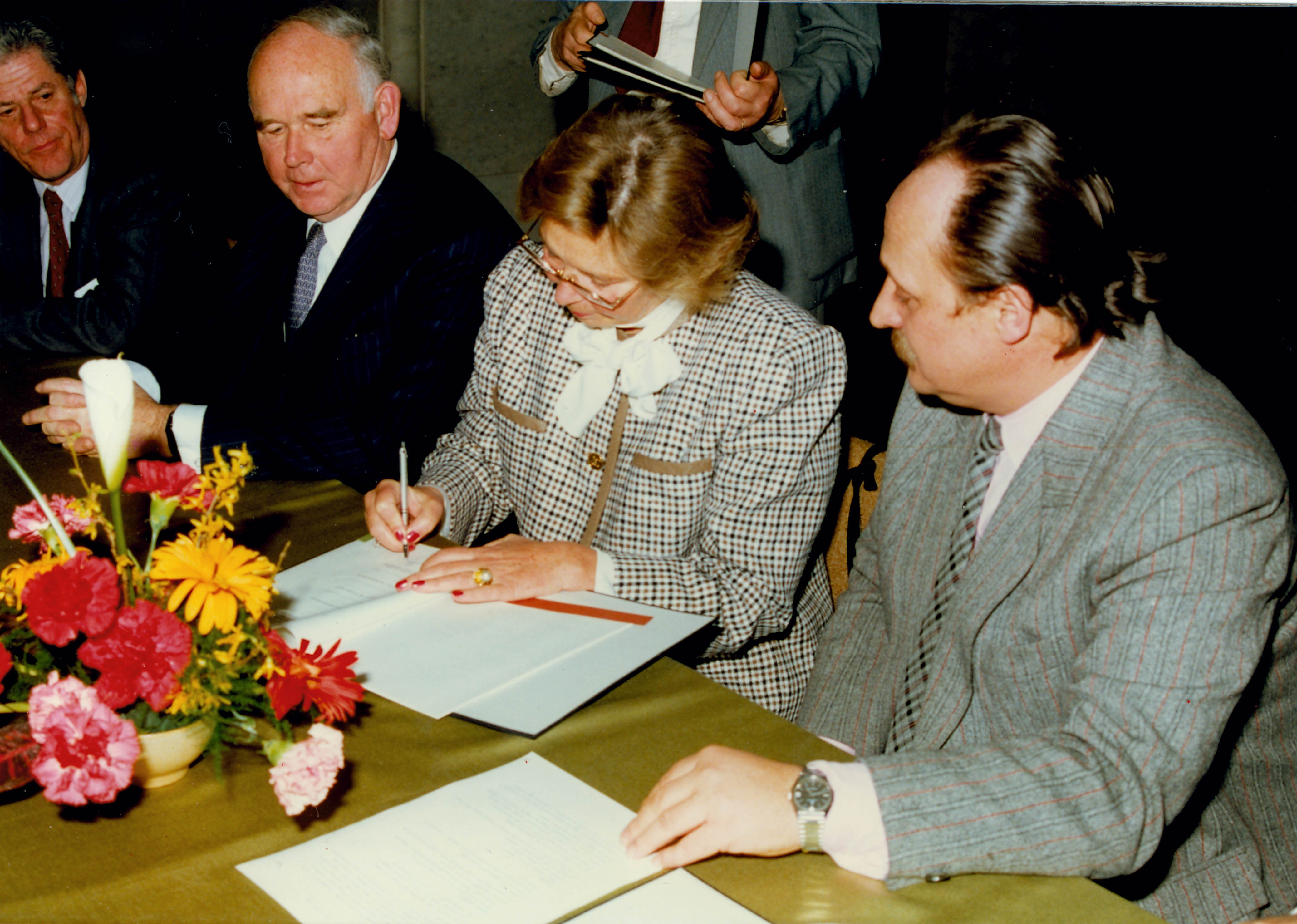 A magyarországi Ludwig Alapítvány létrehozásáról szóló szerződés aláírása, 1988. március 24. © az aacheni Peter und Irene Ludwig Stiftung archívuma
Signing the convention on establishing a branch of Ludwig Foundation in Hungary, 24 March 1988 © Archives of the Peter und Irene Ludwig Stiftung, Aachen A magyarországi Ludwig Alapítvány létrehozásáról szóló szerződés aláírása, 1988. március 24.