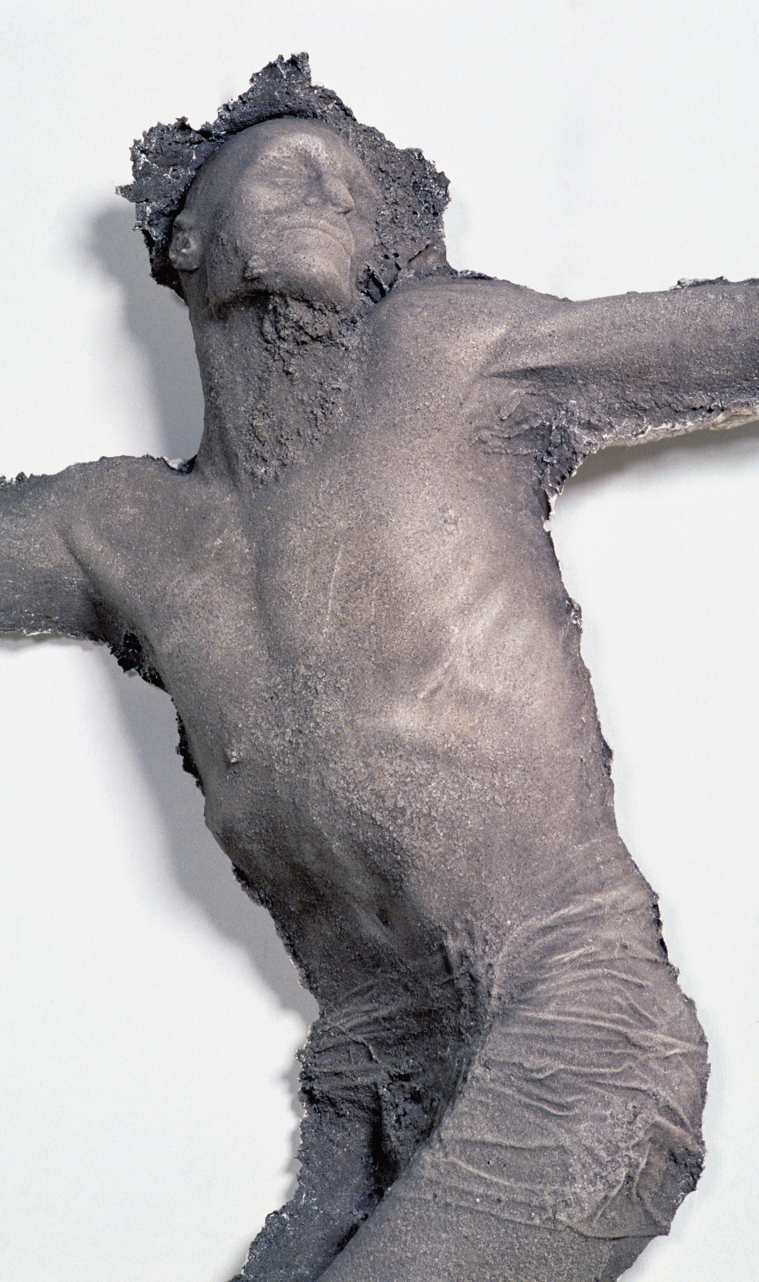 ÉRMEZEI Zoltán: Corpus 7 (Bal lator) | Corpus 7 (Left Thief), 1991, gipsz | plaster, 170×150×20 cm MNG letét | deposit – Hungarian National Gallery Corpus 7