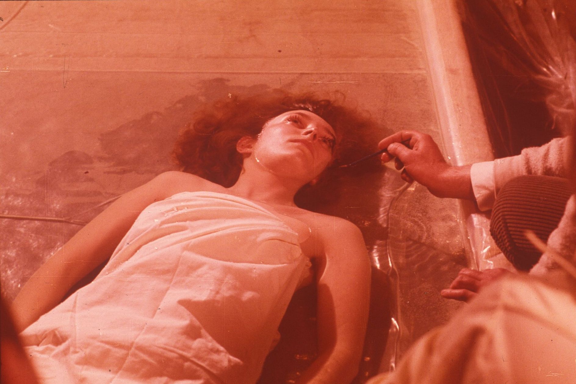 Tolvaly Ernő: Akvarell performance, fotó, (Sminkfesztivál, MAFILM, K-Csillag Szekció), 1981 © Artpool
Ernő Tolvaly: Water-colour (performance), photo, (Make-up festival, MAFILM, K-Csillag Section), 1981 © Artpool Aquarell