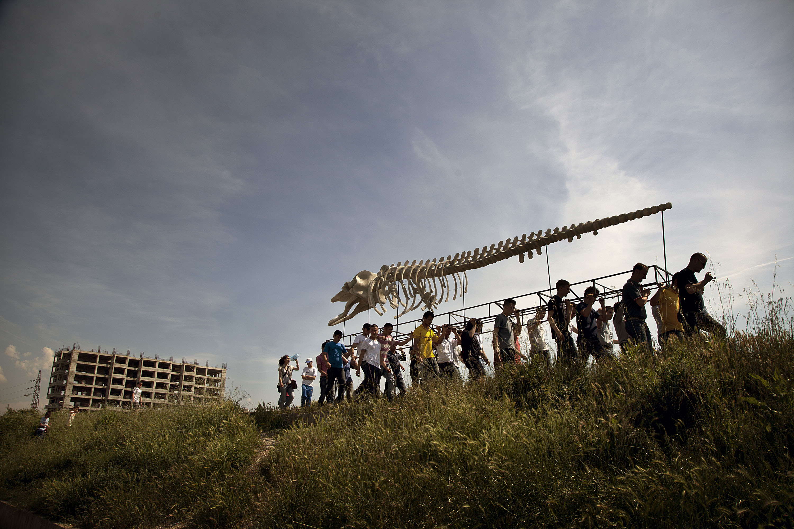 Armando LULAJ
Fondorlatos cselszövések sora – Úgy kopik, amint gyarapszik / A Series of Devious Stratagems – It Wears as it Grows, 2011
színes rövidfilm hanggal, 18 perc / colored short film with sound, 18 min
A Debatikcenter Film, az Artra Gallery és a cinqueesei jóvoltából / Courtesy of Debatikcenter Film, Artra Gallery, cinqueesei Armando LULAJ