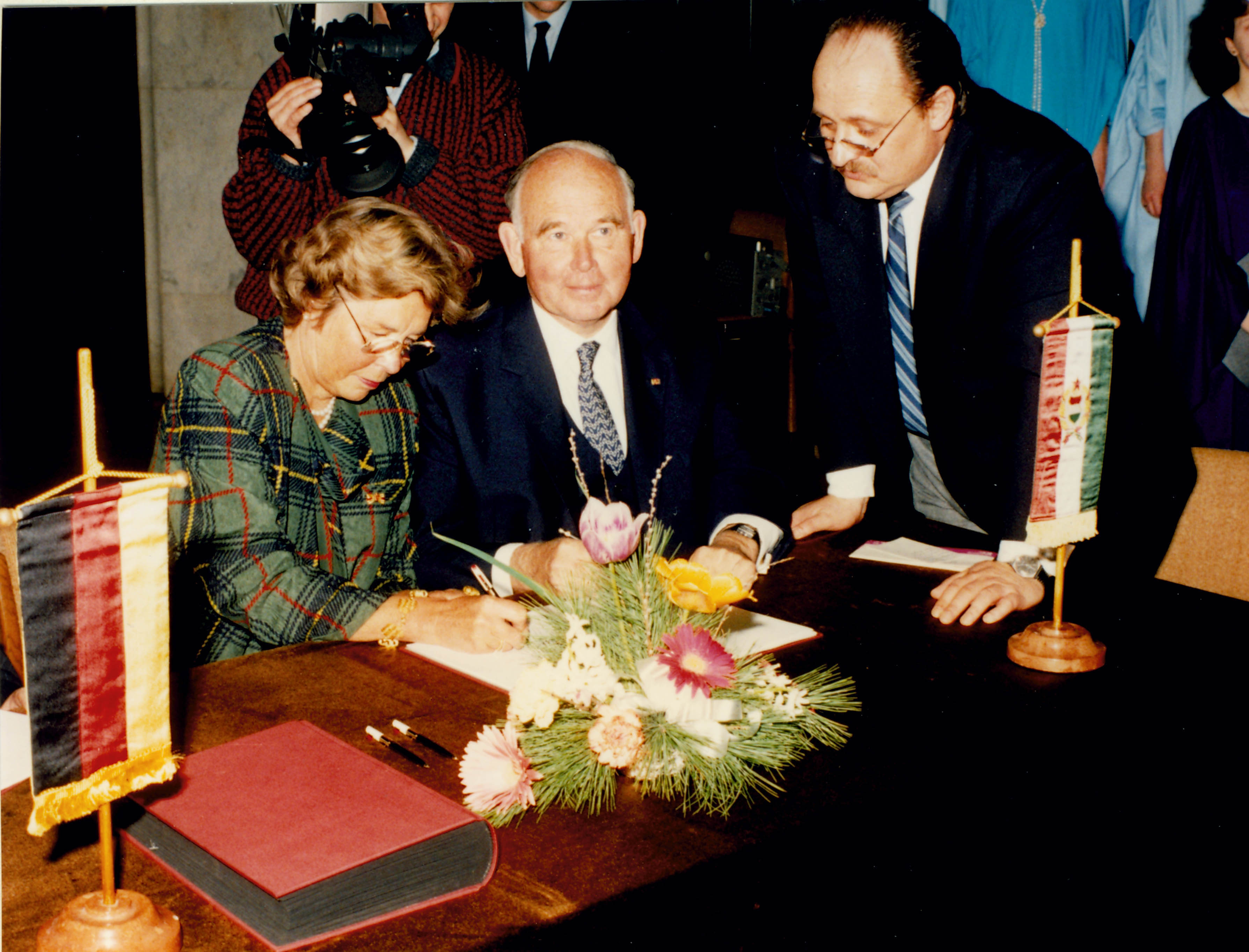 A magyarországi Ludwig Múzeum megalapításáról szóló szerződés ünnepélyes aláírására, 1989. március 21. © az aacheni Peter und Irene Ludwig Stiftung archívuma
Ceremonial signing of the convention on the foundation of a Ludwig Museum in Hungary, 21 March 1989 © Archives of the Peter und Irene Ludwig Stiftung, Aachen A magyarországi Ludwig Múzeum megalapításáról szóló szerződés ünnepélyes aláírására, 1989. március 21.