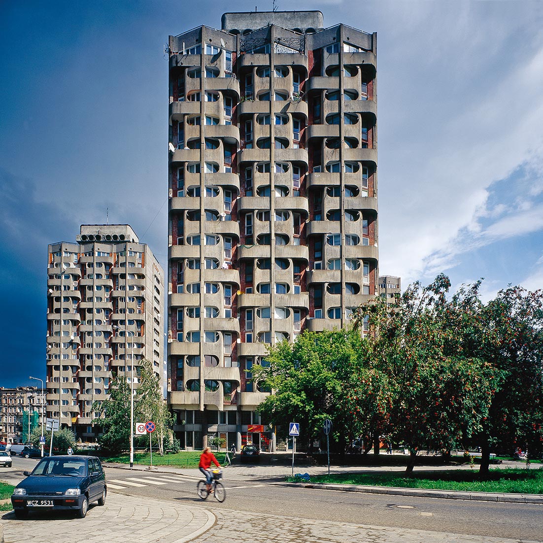 Nicolas Grospierre: “Vécéülőke” lakótelep, Wrocław, 2006, színes fotó; a képen: lakótelep, Plac Grunwaldzki 4–16, Wrocław, építész: Jadwiga Grabowska-Hawrylak, együttműködésben Zdzisław Kowalskivel (előtezes tervek) és Włodzimierz Wasielewskivel (műszaki tervek), 1968–1978
Nicolas Grospierre: Osiedle sedesowców, Wrocław, 2006, colour photograph; on the photo: housing estate, 4–16 Plac Grunwaldzki, Wrocław, architect: Jadwiga Grabowska-Hawrylak, in collaboration with Zdzi Nicolas Grospierre