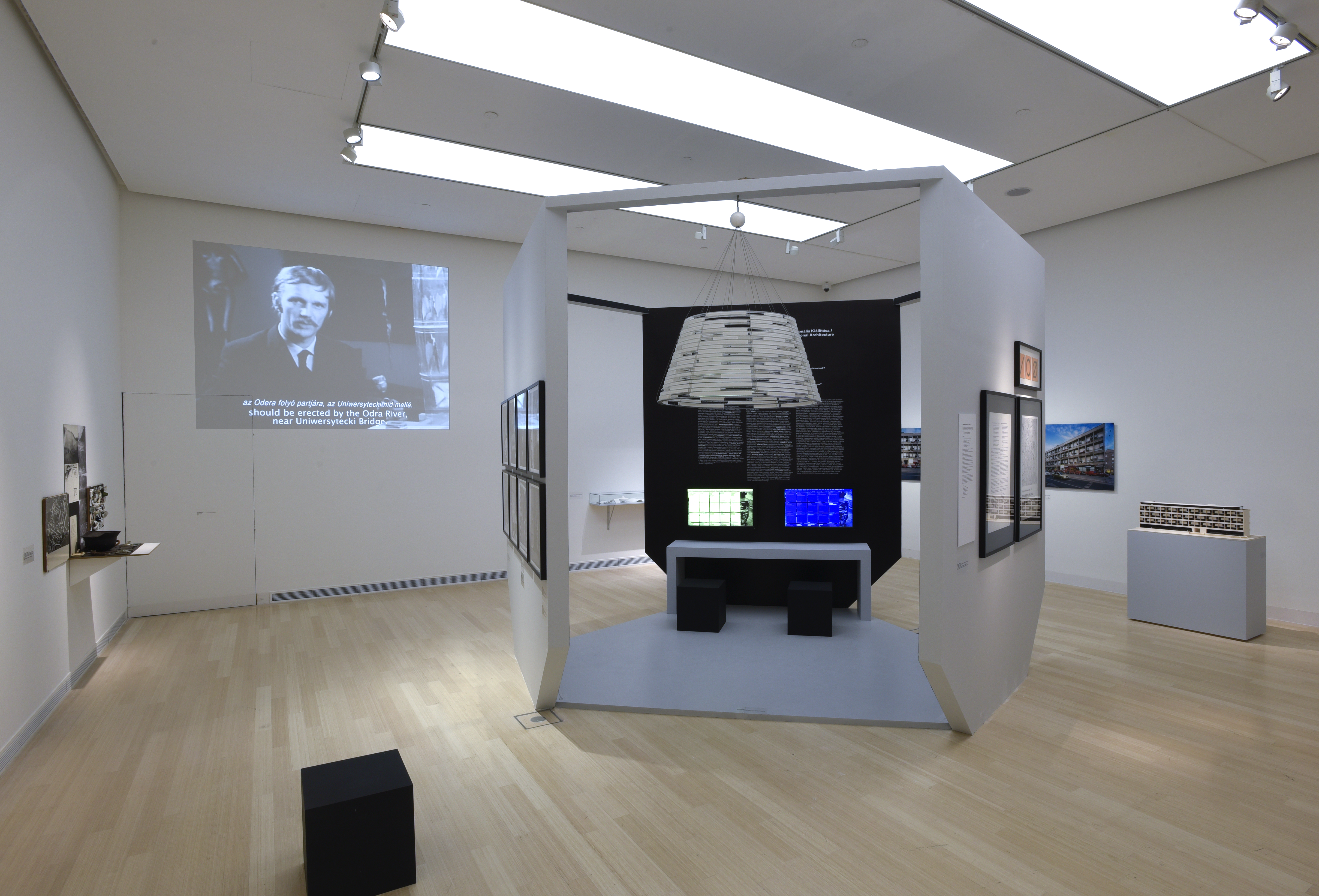 Kiállítási enteriőr (fotó: Rosta József)
Exhibition view (Photo by József Rosta) Kiállítási enteriőr (fotó: Rosta József) 9015