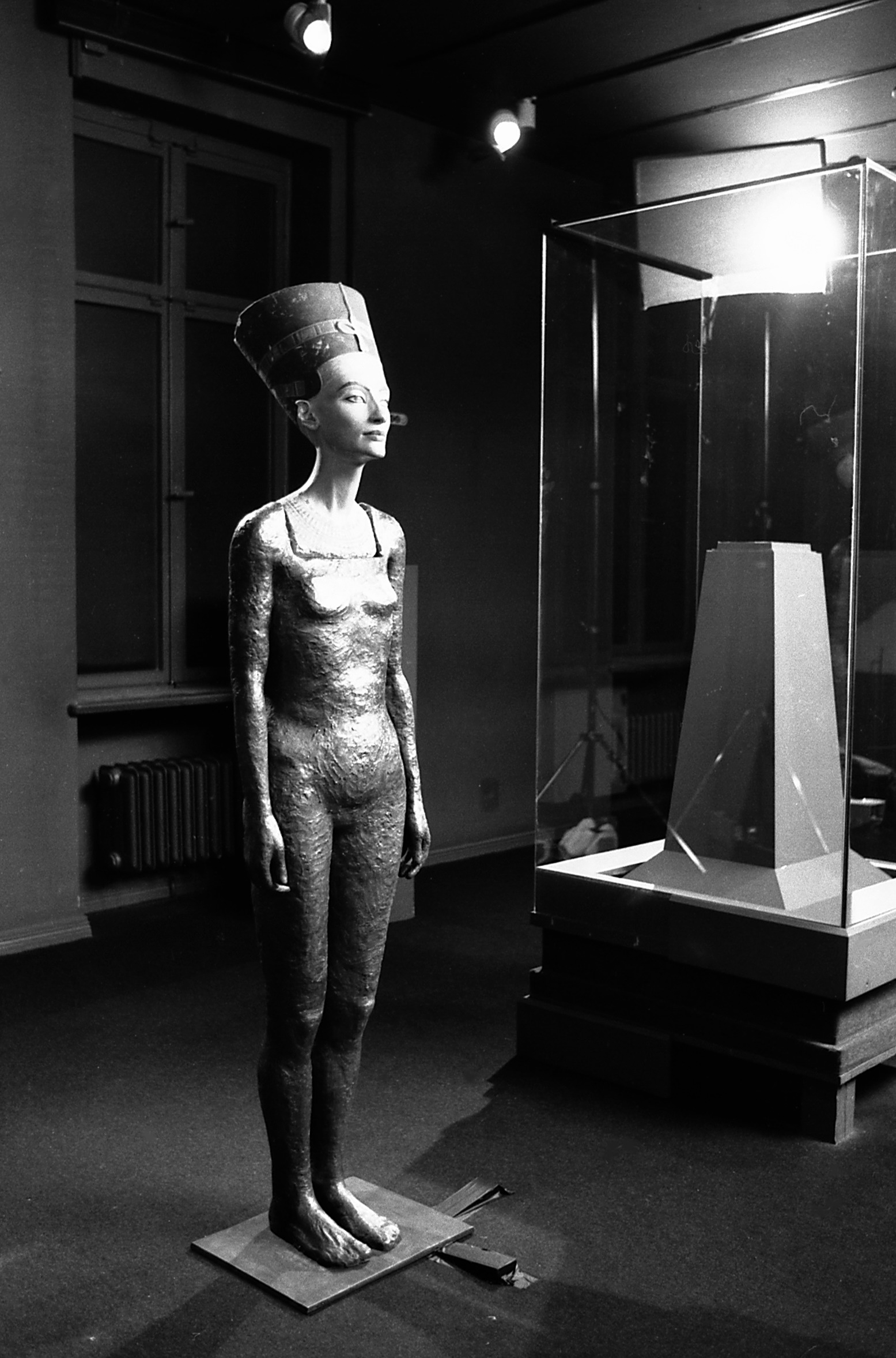 Kis Varsó: Nefertiti teste (Az összeillesztés után a berlini Egyiptológiai múzeumban), 2003fotó: Szilágyi Lenke ©Kis VarsóLittle Warsaw: The Body of Nefertiti (After the unification at the Egyptian Museum Berlin), 2003Photo: Lenke Szilágyi ©Little Warsaw HELYSZÍNI SZEMLE. A múzeum a múzeumról / SITE INSPECTION. The Museum on the Museum