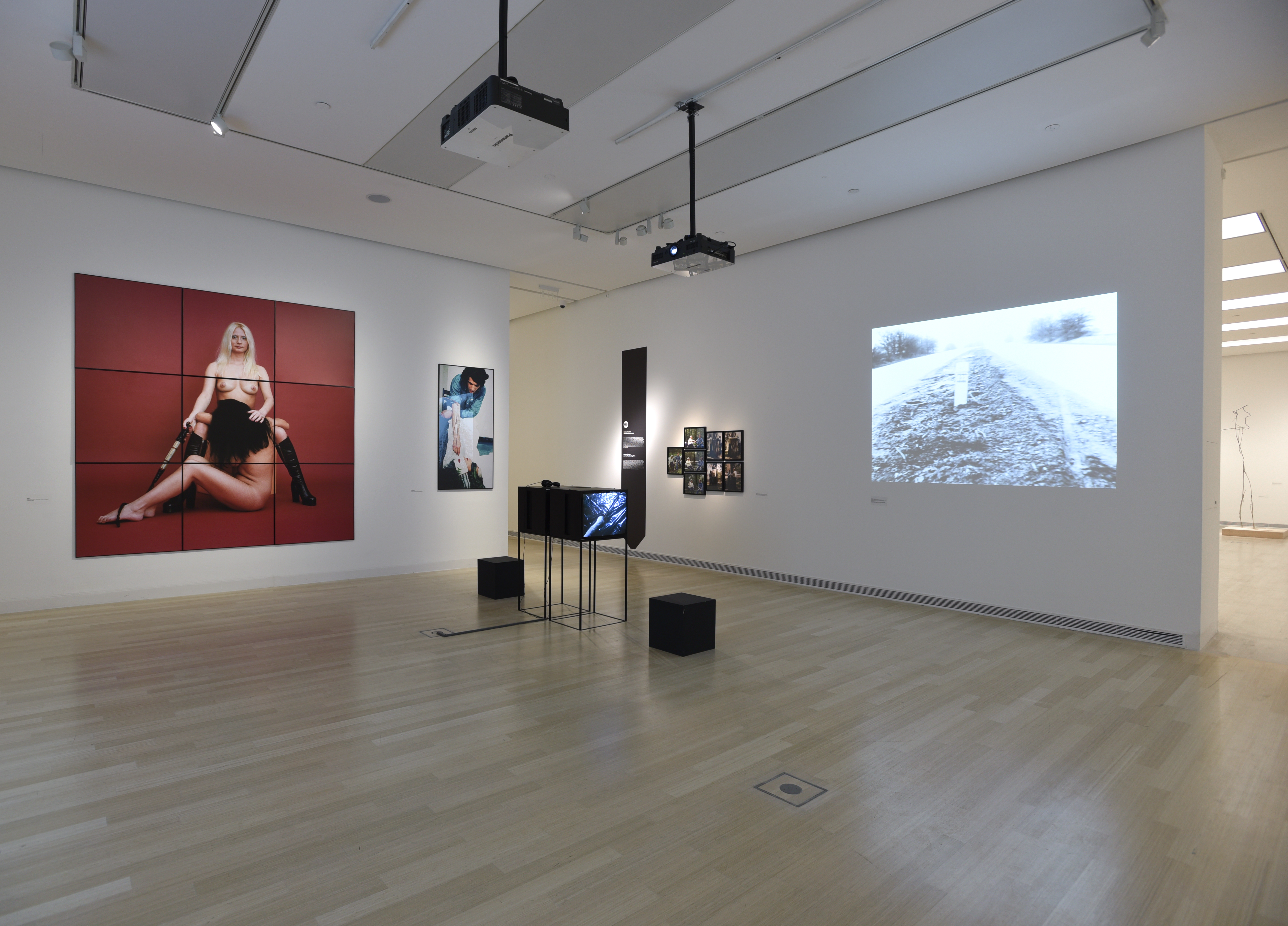 Kiállítási enteriőr (fotó: Rosta József)
Exhibition view (Photo by József Rosta) Kiállítási enteriőr (fotó: Rosta József) 8943