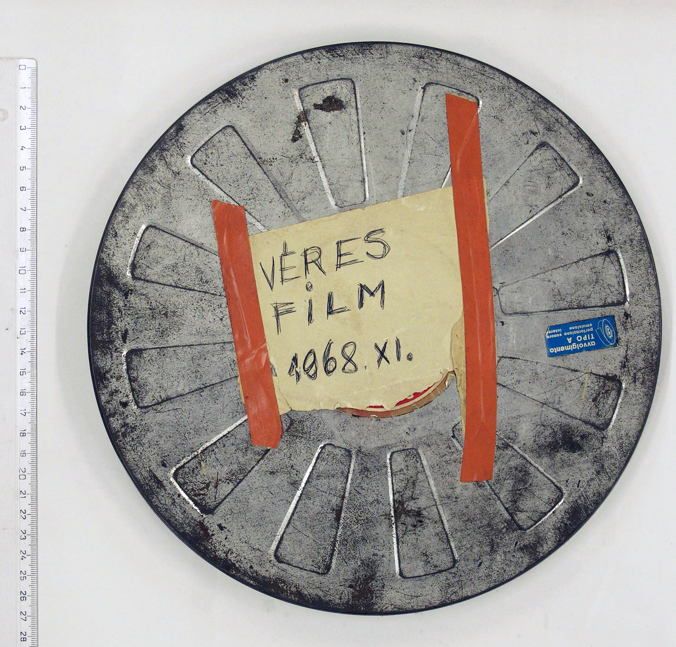 St.Auby Tamás: Véres film, 1968 – 2010, filmtekercs,tyúkvér, filmtekercs tároló doboz, szigetelőszalag, papír, Ludwig Múzeum – Kortárs Művészeti Múzeum, Budapest
Tamás St.Auby: Bloody Film, 1968 – 2010, film reel, blood, film canister, duct tape, paper, Ludwig Museum – Museum of Contemporary Art, Budapest St.Auby_Tamas