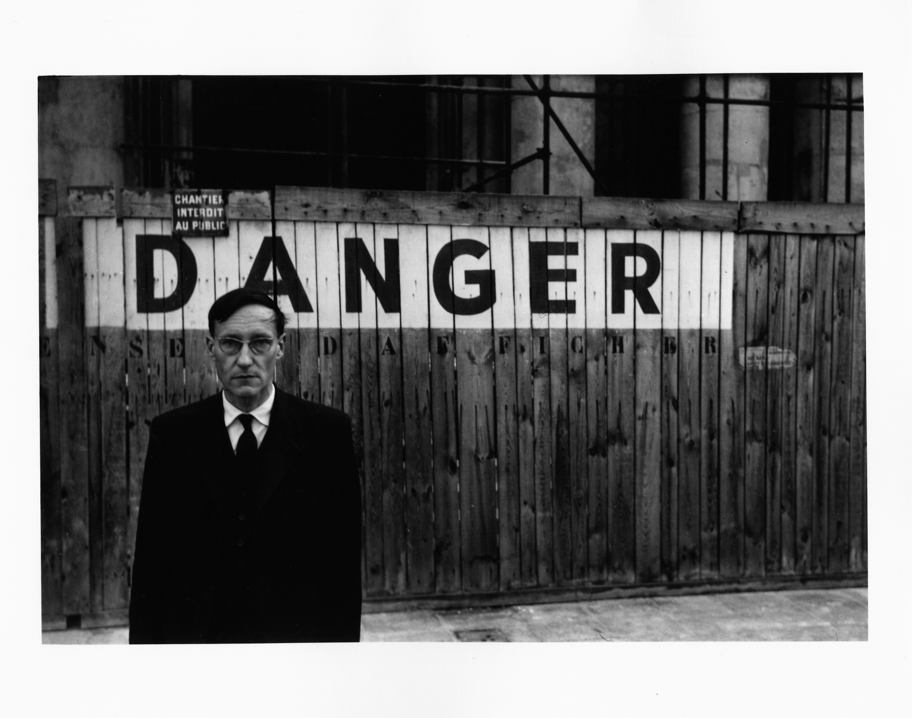 'Danger' (Veszély) - William S. Burroughs portréja a Théâtre Odéon előtt, Párizs, 1959. A Barry Miles Archive jóvoltából © Fotó: Brion Gysin, Meztelen ebéd sorozat, Párizs, 1959. október'Danger' - Portrait of William S. Burroughs in front of the Théâtre Odéon, Paris 1959 / Courtesy „The Barry Miles Archive“ © Photo: Brion Gysin, Naked Lunch series, Paris, Oktober 1959 Beat Generation IX