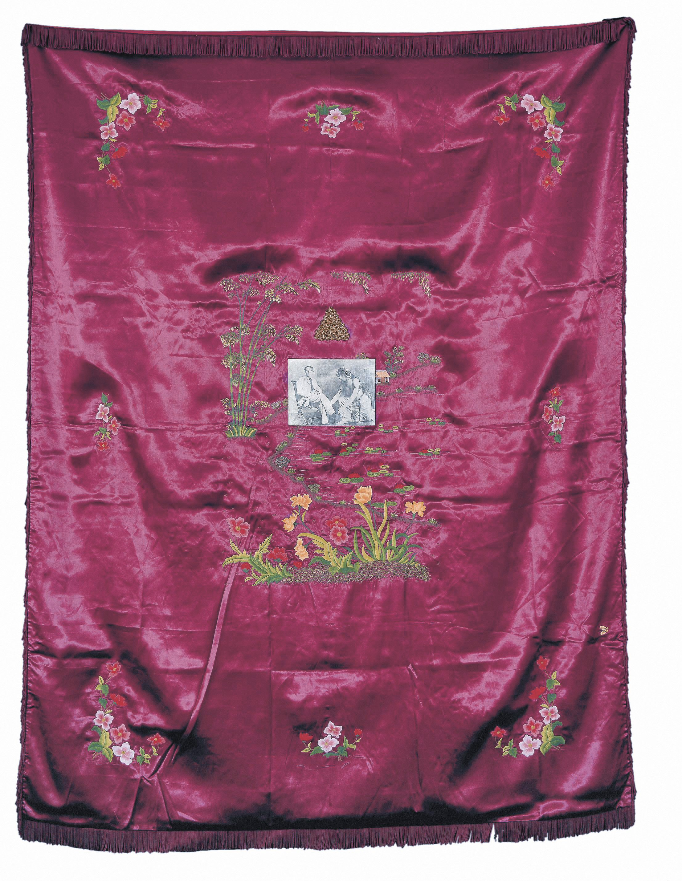 Timur Novikov: Szalome, 1992-1993. Textil, fotó, aranyfonat, 218 х 166 cm. A Novikov család és az Új Szépművészeti Akadémia Múzeumának gyűjteménye
Timur Novikov: Salome, 1992-1993. Fabric, photography, gold braid, 218 х 166 cm. Collection of the New Academy of Fine Arts Museum and the Novikov family Timur Novikov