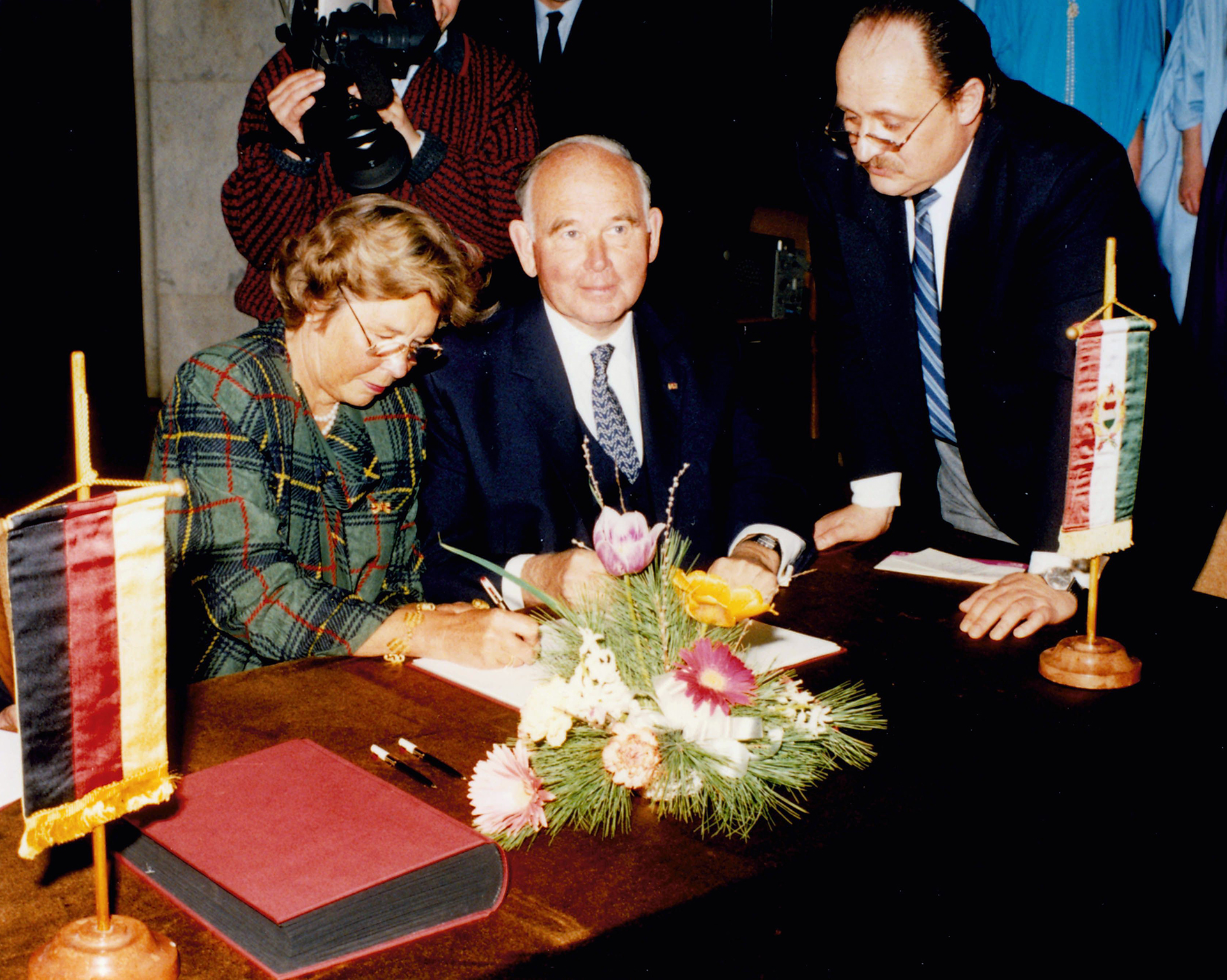 Signing of the contract for the foundation of the Ludwig Museum (Irene and Peter Ludwig, Lóránd Bereczky), 21 March 1989 | Photo: Ludwig Stiftung Archive, Aachen