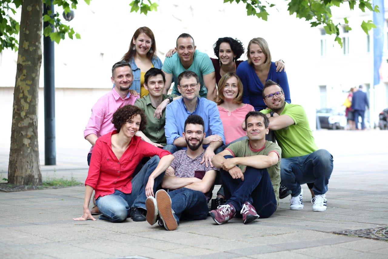 Momentán társulat
