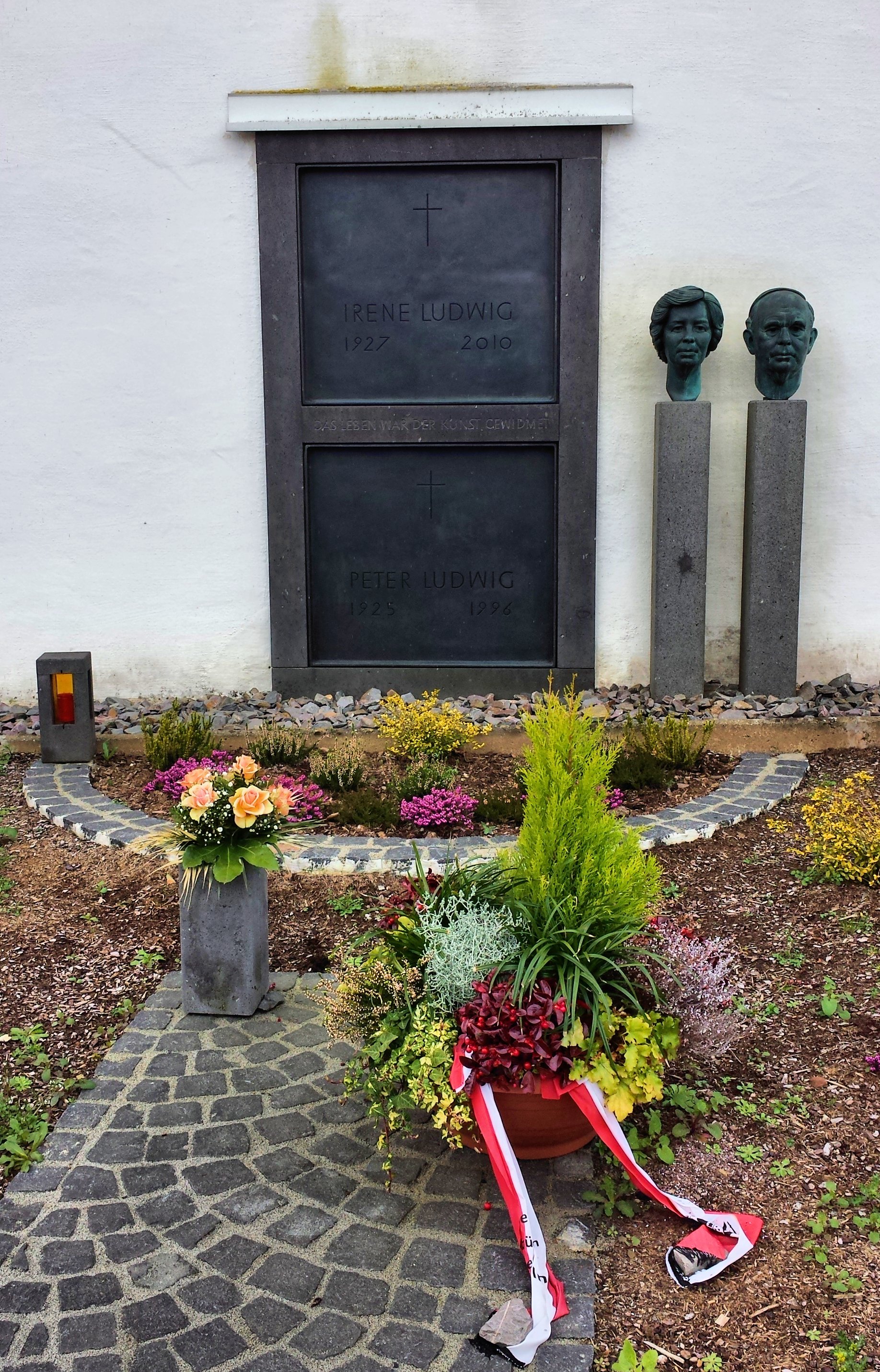 Irene and Peter Ludwig’s grave in St. Aldegund. | Photo by Stephan Tournay / Wikimedia Commons