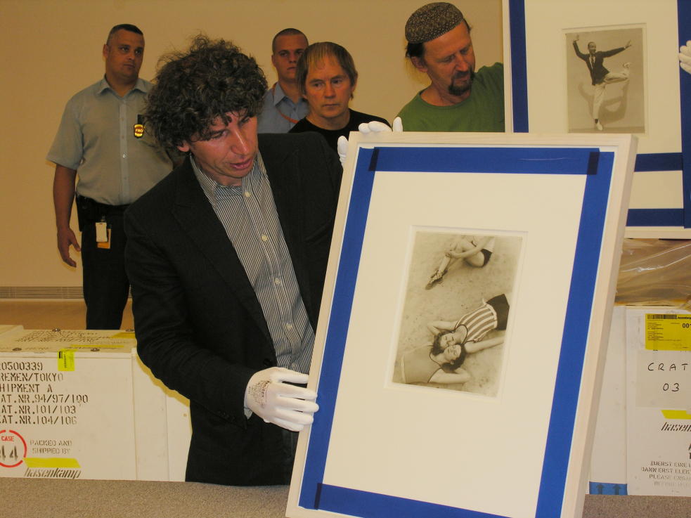 Martin Munkácsi: Think While You Shoot / ládabontás / Arrival