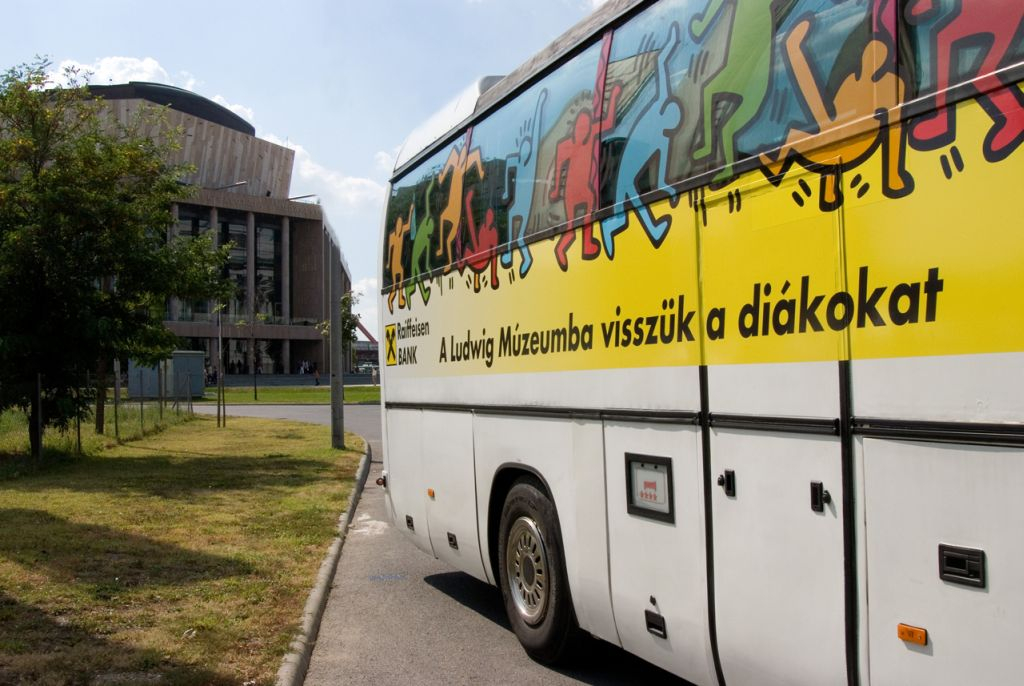 Busszal a Keith Haring kiállításra