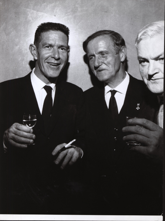 Andrzej Zborski. John Cage, Stefan Śledziński és Bolesław Szabelskiegy banketten, Varsó, 1964.