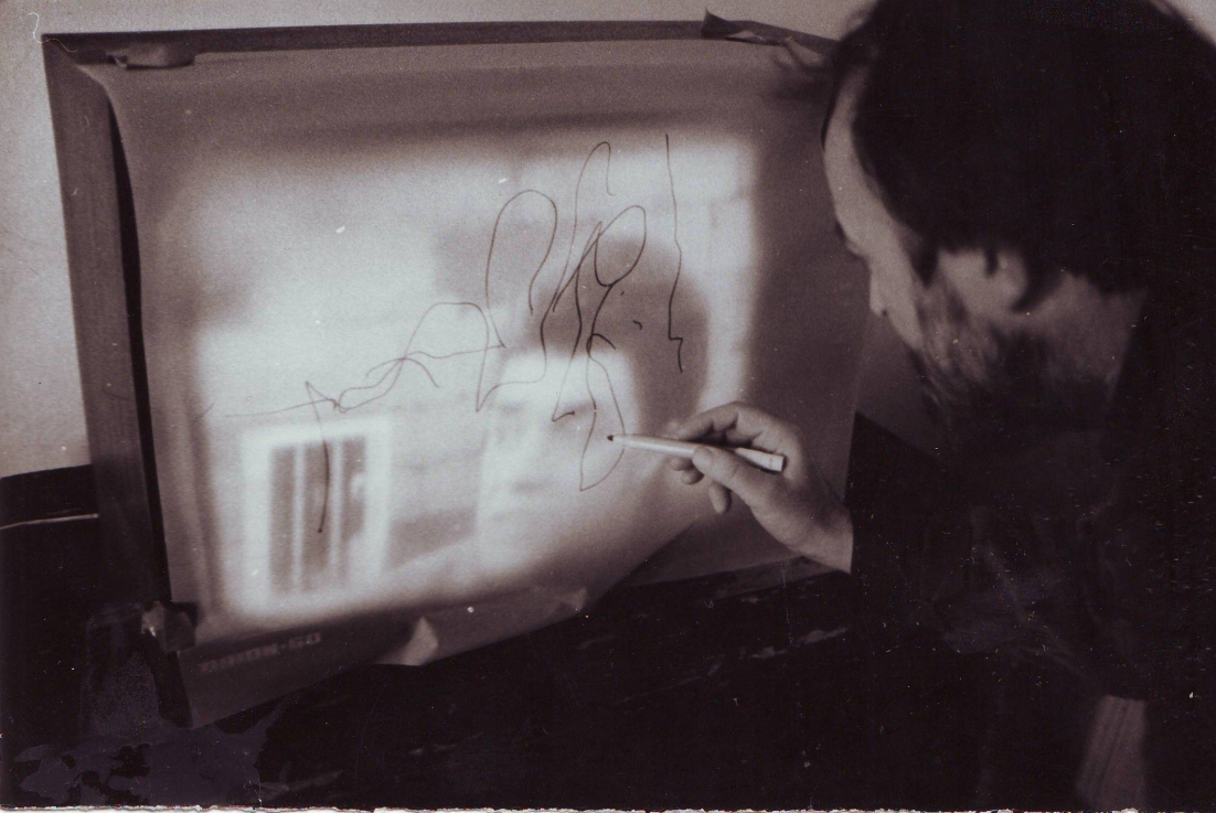 Tolvaly TV rajz készítése közben