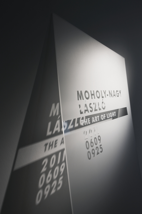 MOHOLY-NAGY LÁSZLÓ - The Art of Light / Kiállítási enteriőr / Exhibition Interior