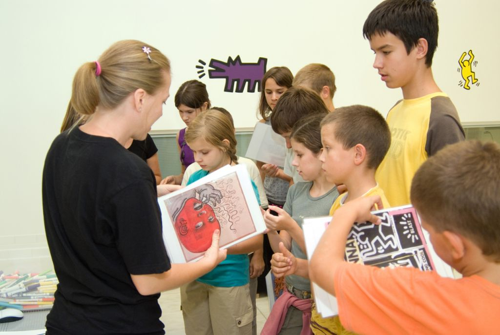 Busszal a Keith Haring kiállításra