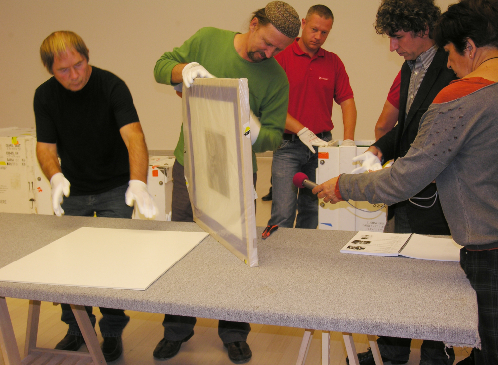 Martin Munkácsi: Think While You Shoot / ládabontás / Arrival