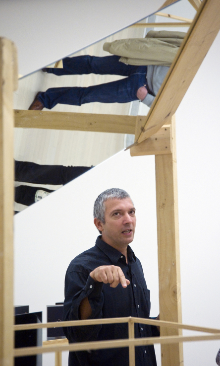 Csörgő Attila az Arkhimédészi pont című kiállításban