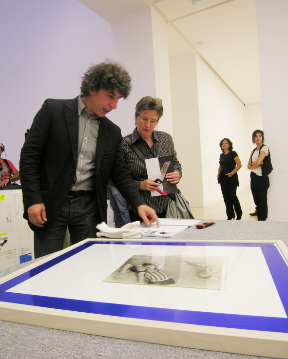 Martin Munkácsi: Think While You Shoot / ládabontás / Arrival