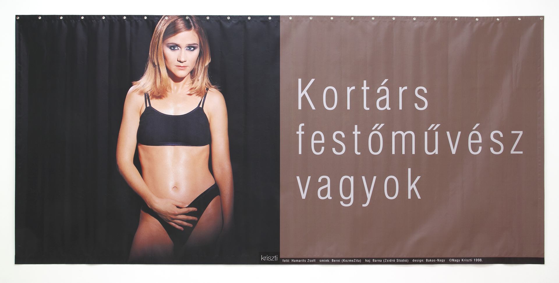 Nagy Kriszta: Kortárs festőművész vagyok, 1998 számítógépes nyomat, PVC molinó; 198 x 125,5 cm Fotó: Ludwig Múzeum – Kortárs Művészeti Múzeum © Rosta József Nagy Kriszta: Kortárs festőművész vagyok, 1998 számítógépes nyomat, PVC molinó; 198 x 125,5 cm Fotó: Ludwig Múzeum – Kortárs Művészeti Múzeum © Rosta József