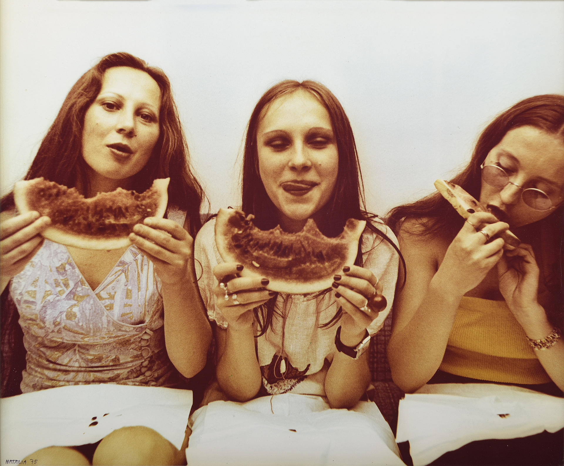 Natalia LL: Consumer Art (részlet), 1975 színes fotónagyítás; 49,5 x 60 cm Fotó: Ludwig Múzeum – Kortárs Művészeti Múzeum © Rosta József Natalia LL: Consumer Art (részlet), 1975 színes fotónagyítás; 49,5 x 60 cm Fotó: Ludwig Múzeum – Kortárs Művészeti Múzeum © Rosta József