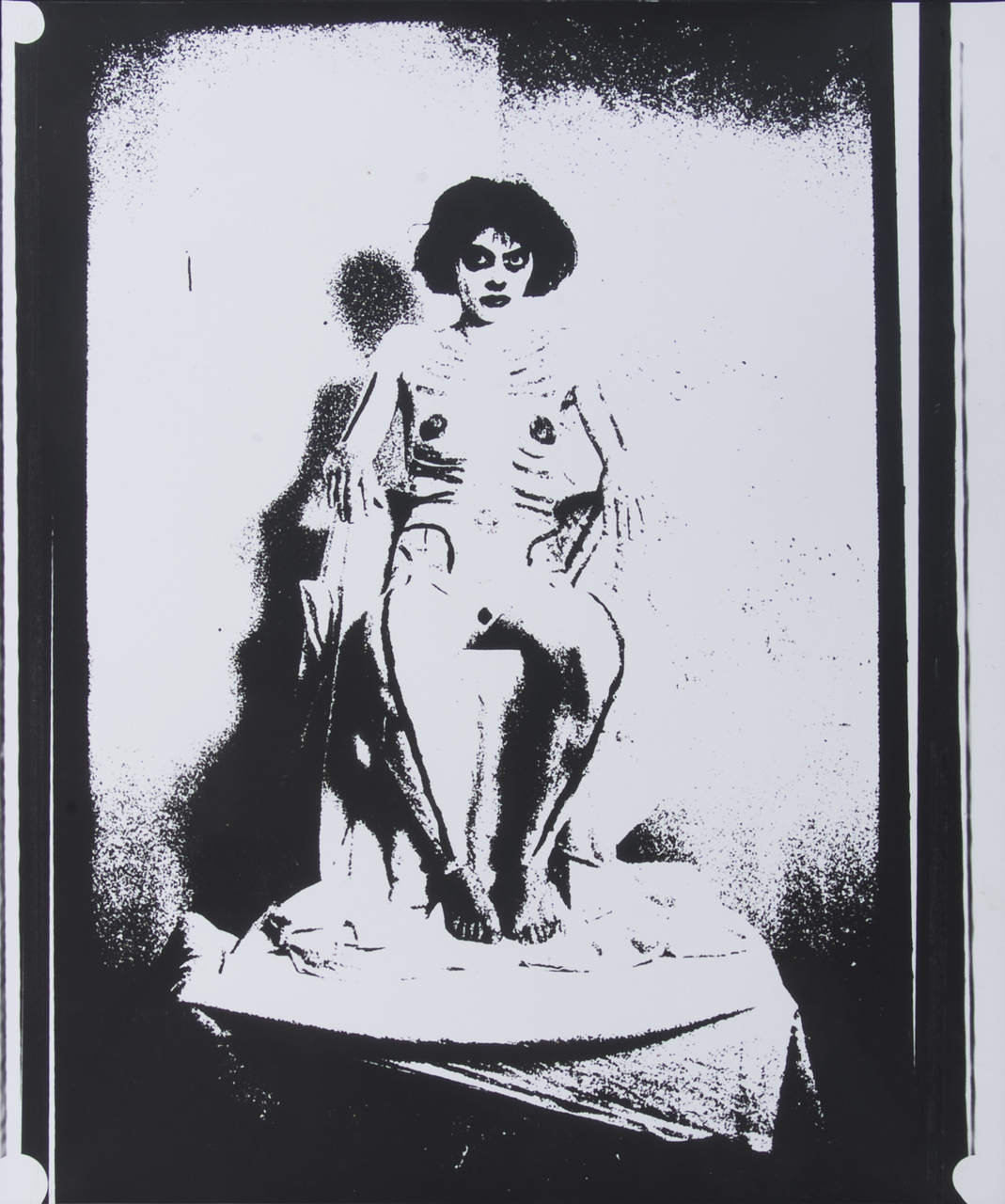 Ujj Zsuzsi: Trónusos, 1986 fekete-fehér fotónagyítás; 59,5 x 49,5 cm Fotó: Ludwig Múzeum – Kortárs Művészeti Múzeum © Rosta József Ujj Zsuzsi: Trónusos, 1986 fekete-fehér fotónagyítás; 59,5 x 49,5 cm Fotó: Ludwig Múzeum – Kortárs Művészeti Múzeum © Rosta József