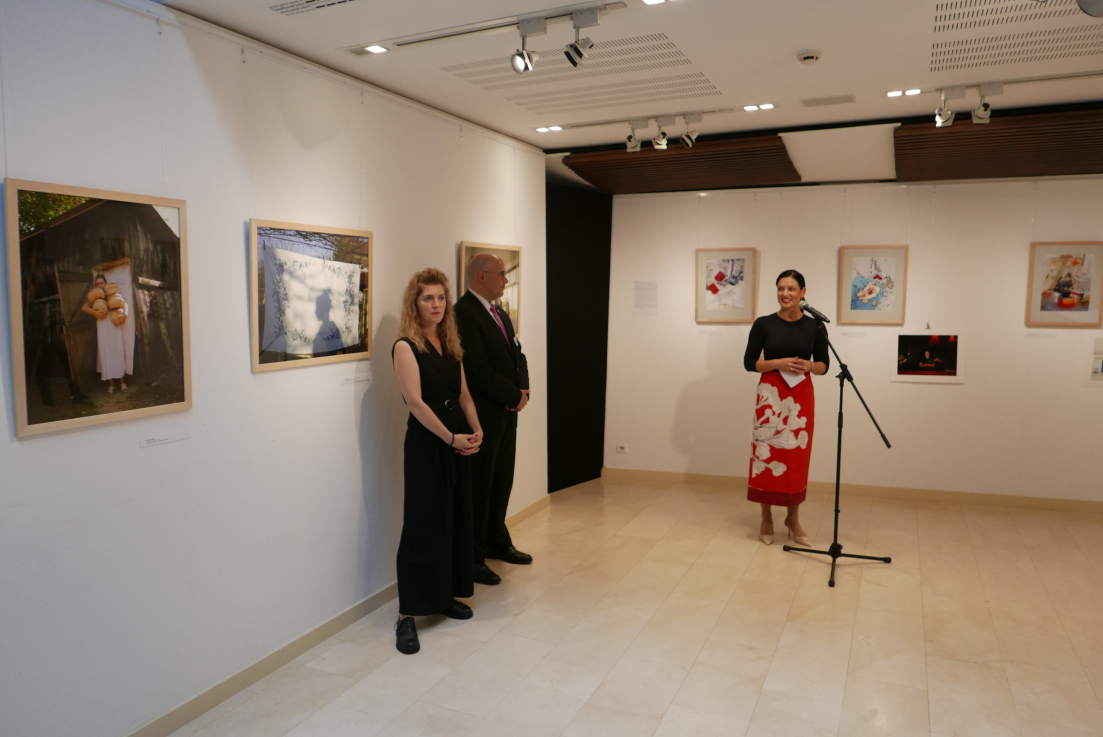 A Gondoskodom, tehát vagyok című kiállítás megnyitója a brüsszeli Liszt Intézetben. Fotó: Szörényi Miklós