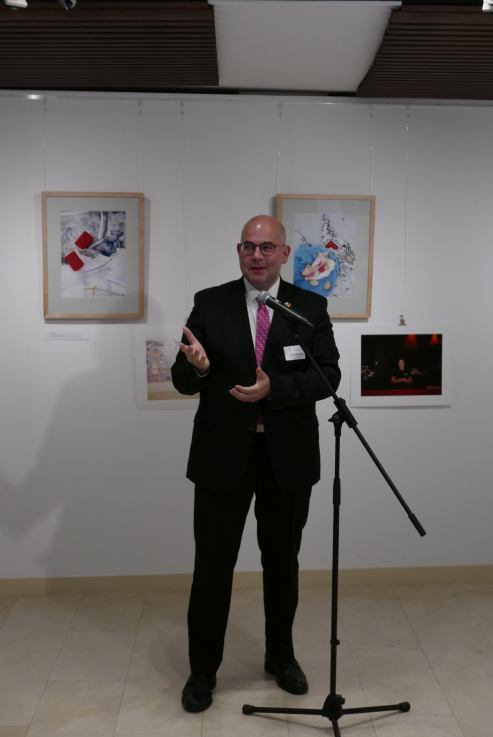 A Gondoskodom, tehát vagyok című kiállítás megnyitója a brüsszeli Liszt Intézetben. Fotó: Szörényi Miklós