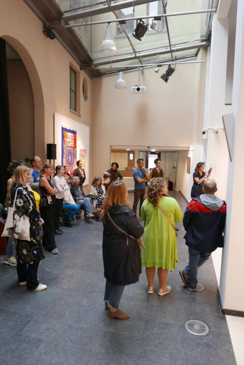 A Gondoskodom, tehát vagyok című kiállítás megnyitója a brüsszeli Liszt Intézetben. Fotó: Szörényi Miklós