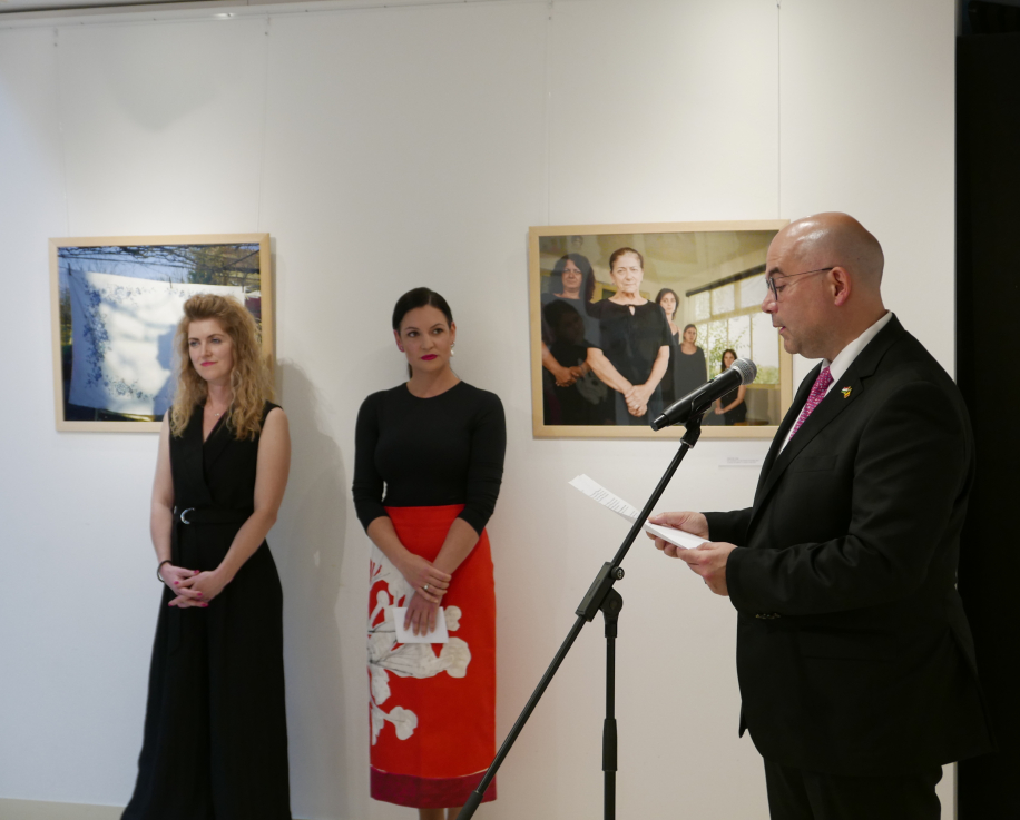 A Gondoskodom, tehát vagyok című kiállítás megnyitója a brüsszeli Liszt Intézetben. Fotó: Szörényi Miklós