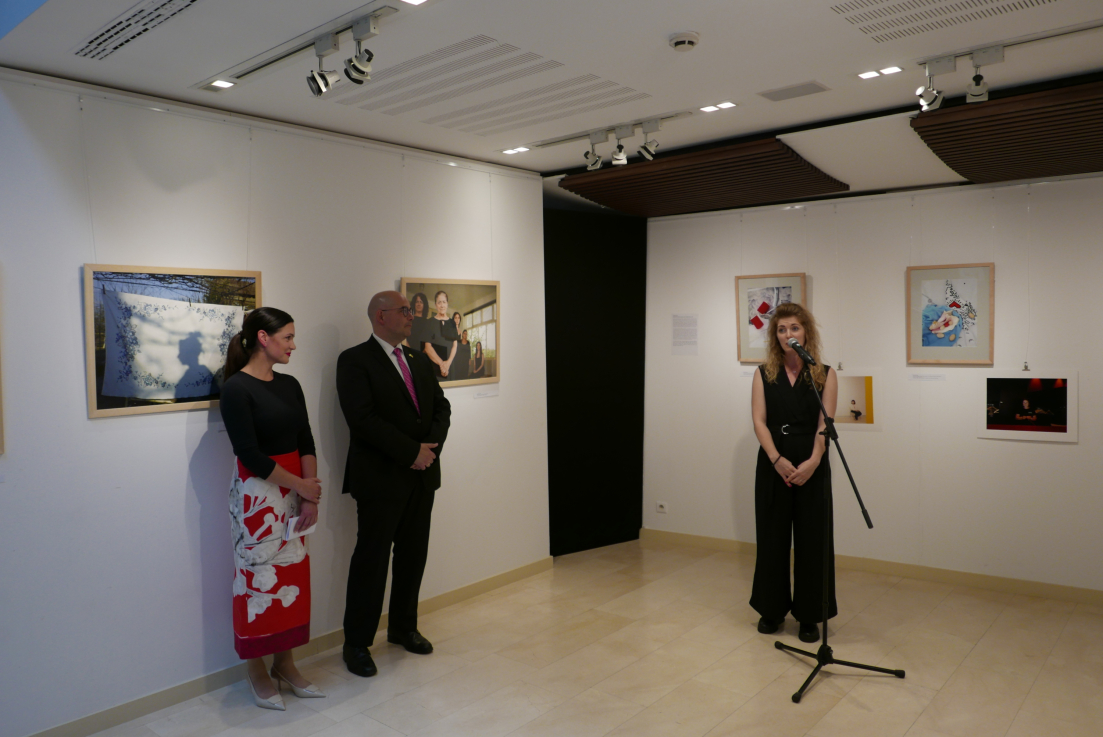 A Gondoskodom, tehát vagyok című kiállítás megnyitója a brüsszeli Liszt Intézetben. Fotó: Szörényi Miklós