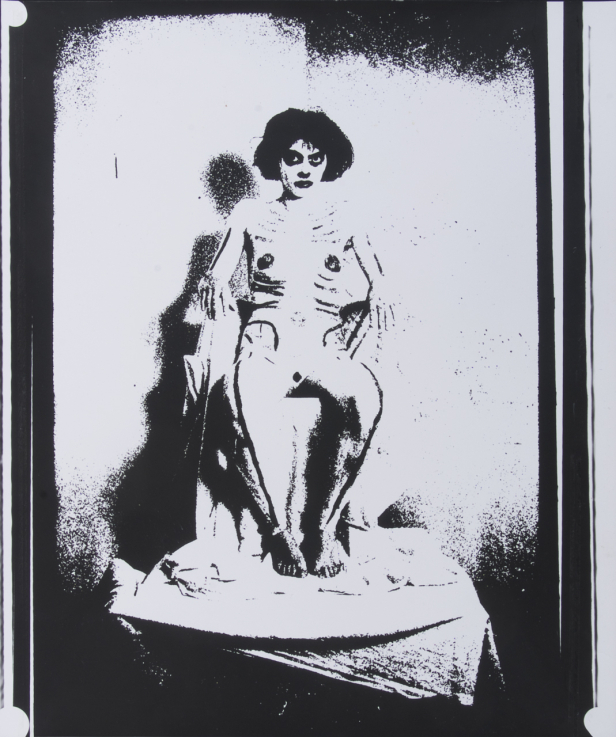 Ujj Zsuzsi: Trónusos, 1986  fekete-fehér fotónagyítás; 59,5 x 49,5 cm  Fotó: Ludwig Múzeum – Kortárs Művészeti Múzeum © Rosta József