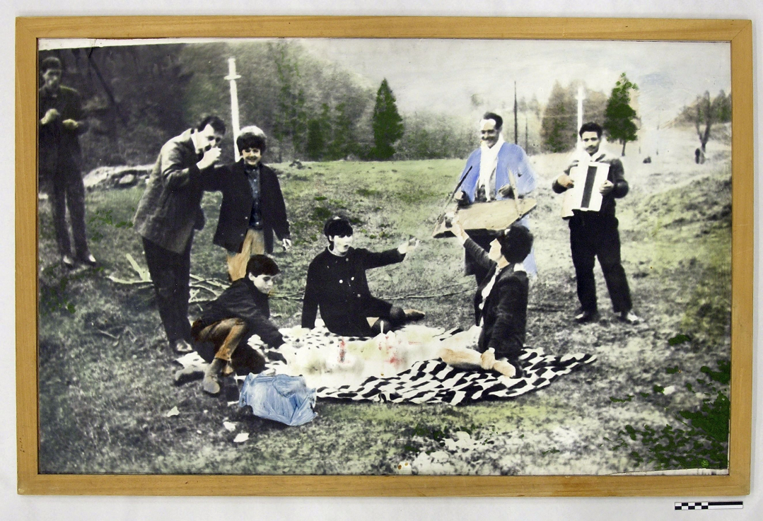 Ion GRIGORESCU: Piknik I. │ Picnic I, 1977, zselatinos ezüst, olaj, karton│ oil on gelatine silver print, mounted on cartboard, Ludwig Múzeum - Kortárs Művészeti Múzeum, Budapest