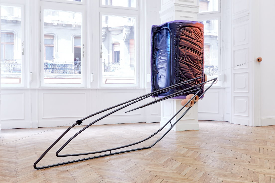 Kiss Adrian: Pillar 3, 2017 akril spray festék, műbőr, vászon, szivacs, vattabélés, kötelek és agyag tárgyak 140 x 94 x 124 cm