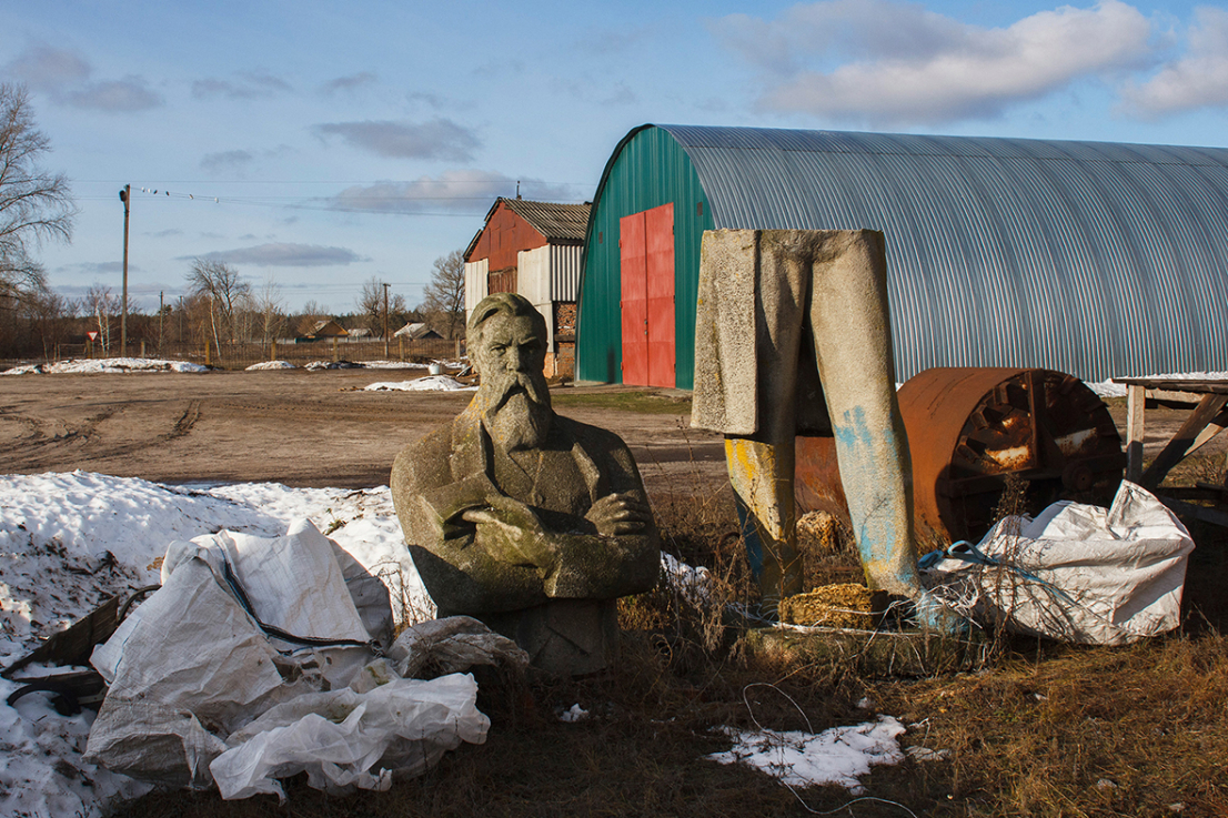 ©Jevhen Nyikiforov: A Köztársaság emlékműveiről, fotósorozat, 2015-2017 (részlet) /  ©Yevgen Nikiforov: On Republic’s Monuments,  photo, 2015-2017 (detail)