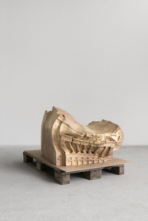 Sitting on Wallstreet | A Wallstreet-en ülve  Photo Studio Erwin Wurm © VG Bild-Kunst, Bonn 2017