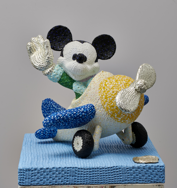 Sam Havadtoy: Repülős Mickey, 33x39x48 cm, talált tárgy, antik csipke, akril, fehér arany, 2017 //  Sam Havadtoy: Flying Mickey, 33x39x48 cm, found object, antique lace, acrylic, white gold, 2017