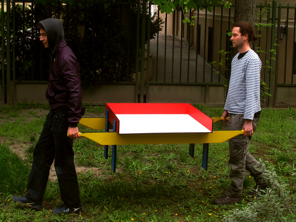 Kaszás Tamás: Saroglya, festett fa, 170 x 54 x 80 cm, 2011  Balázs Árpád és Dénes Andrea Gyűjteménye /// Tamás Kaszás: Handbarrow, painted wood, 170 x 54 x 80 cm, 2011  Collection of Árpád Balázs and Andrea Dénes