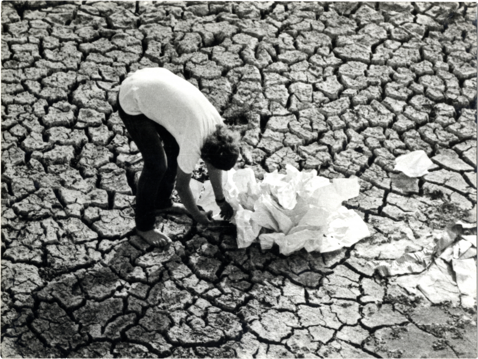 László Kerekes, Landscape Intervention, 1972, bw photograph, Marinko Sudac Collection /// Kerekes László: Tájkorrekció, 1972, fotó, Marinko Sudac Gyűjtemény