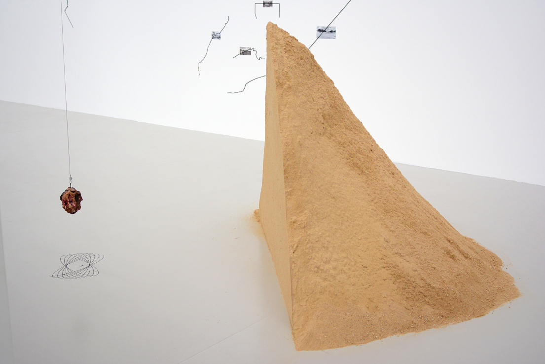 Anca Benera &amp; Arnold Estefan: A sivatagi szikla, amely táplálja a világot, iinstalláció, 2019  Anca Benera &amp; Arnold Estefan: The Desert Rock that Feeds the World, installation, 2019